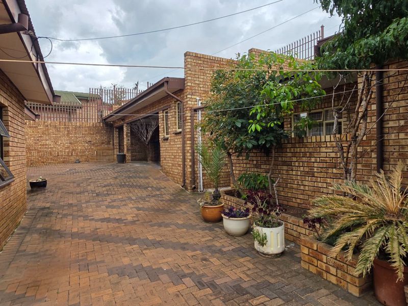 Spacious 7-Bedroom Family Home in Secure Suburb - Photo 7