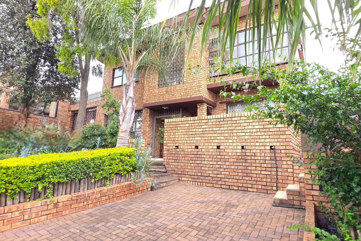 Spacious 7-Bedroom Family Home in Secure Suburb - Photo 2