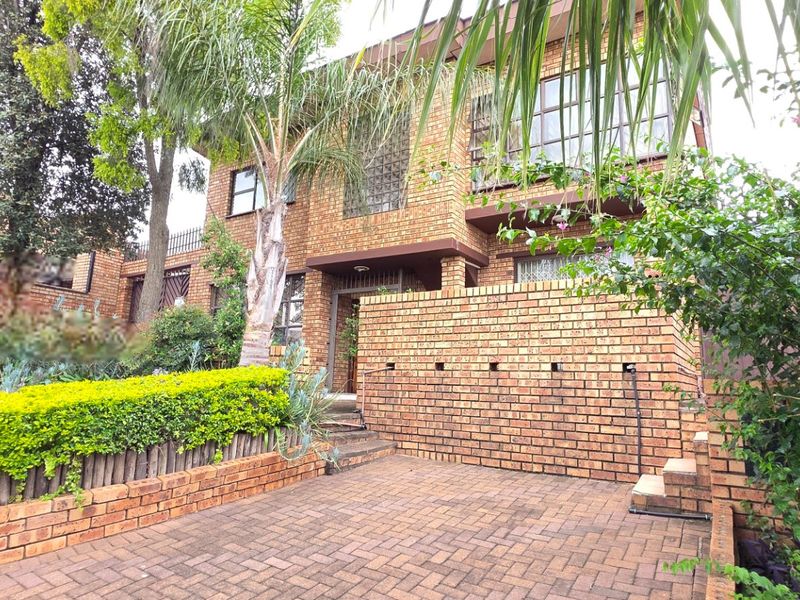 Spacious 7-Bedroom Family Home in Secure Suburb - Photo 2