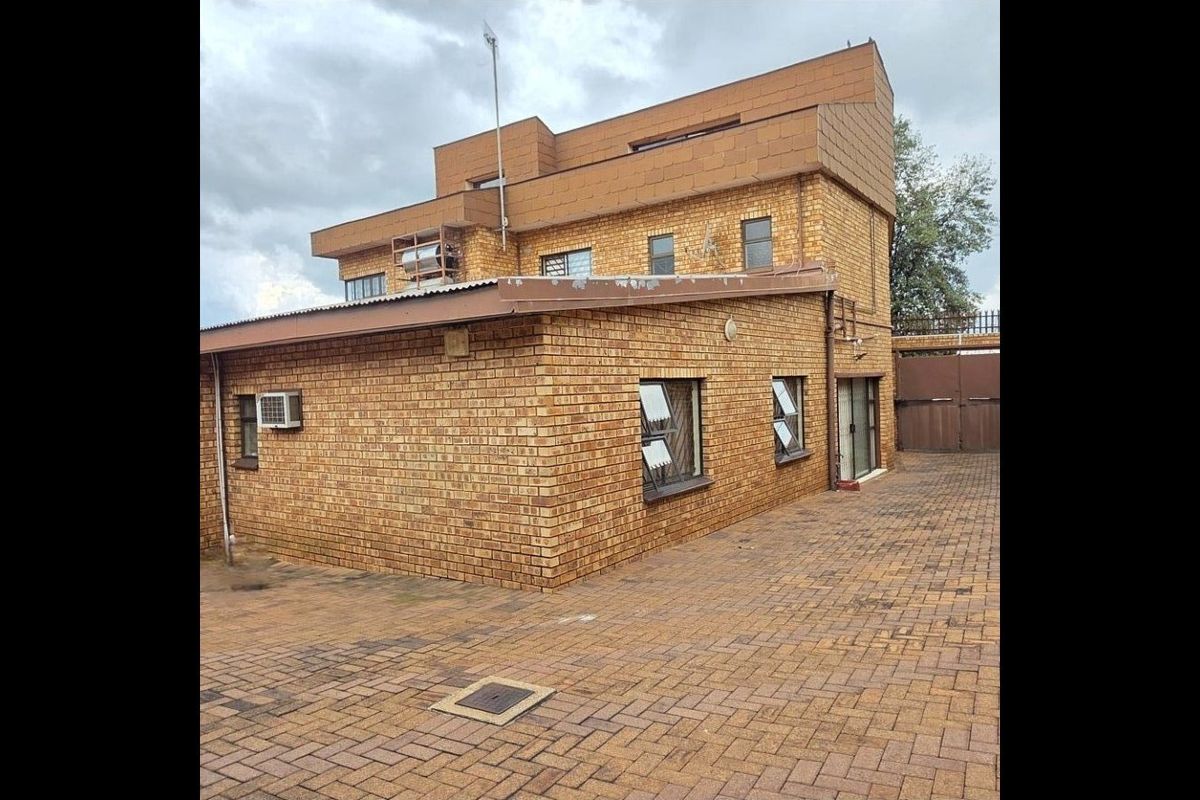 Spacious 7-Bedroom Family Home in Secure Suburb - Photo 3