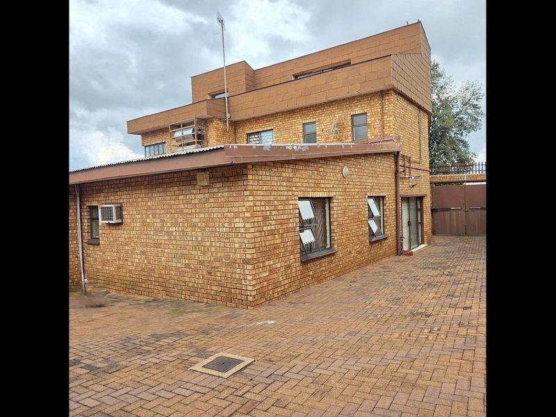 Spacious 7-Bedroom Family Home in Secure Suburb - Photo 3