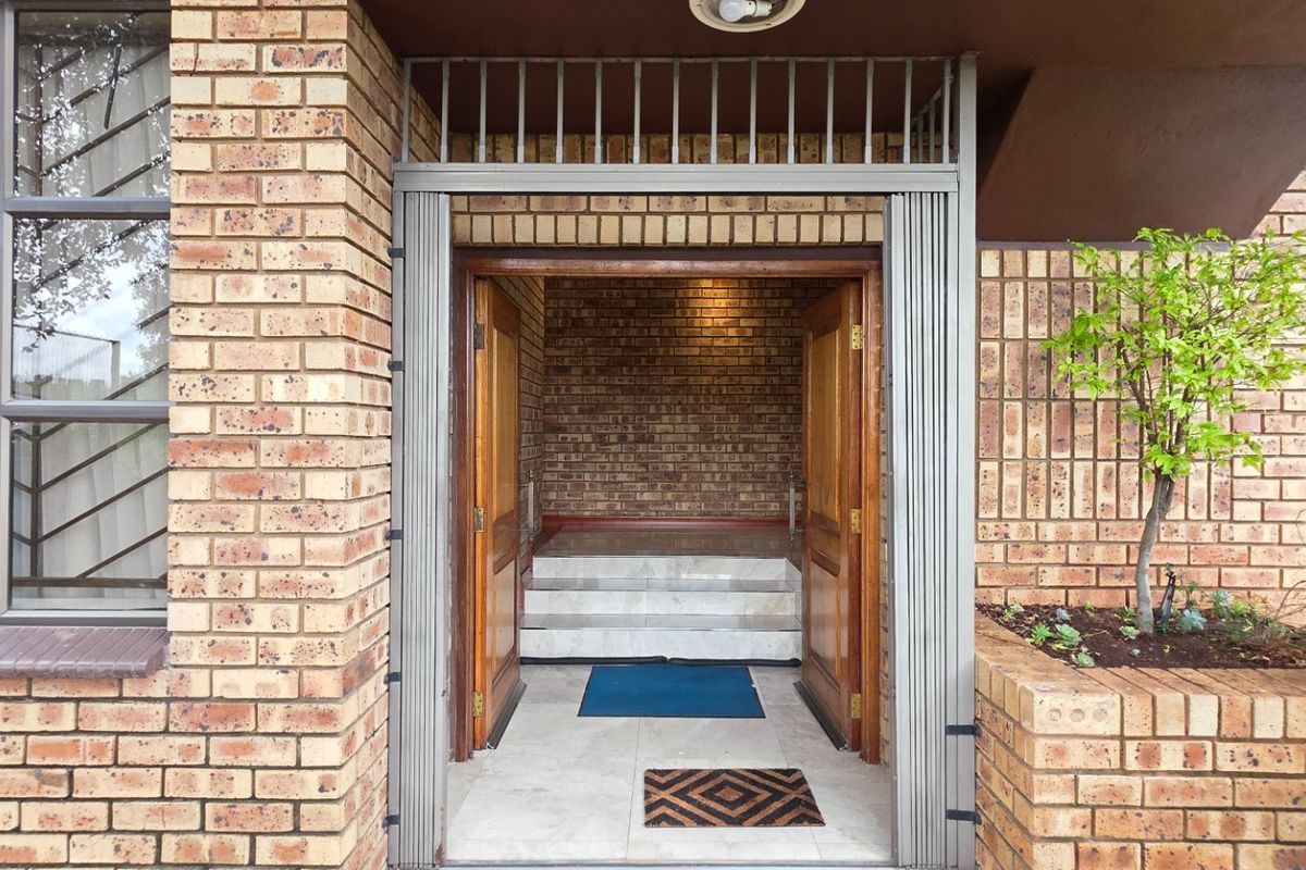 Spacious 7-Bedroom Family Home in Secure Suburb - Photo 5