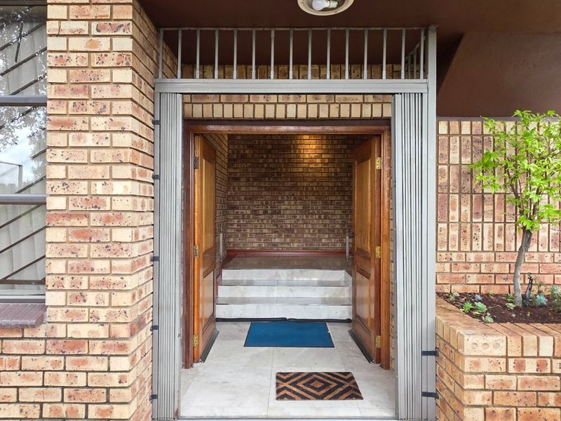 Spacious 7-Bedroom Family Home in Secure Suburb - Photo 5