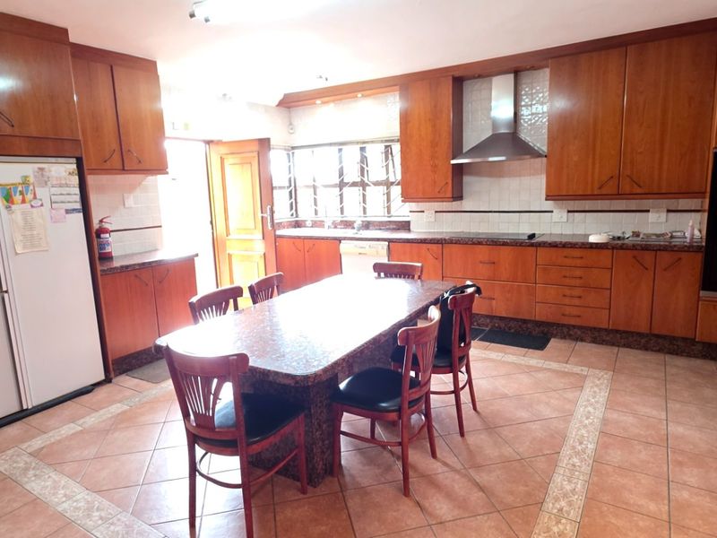 Spacious 7-Bedroom Family Home in Secure Suburb - Photo 10