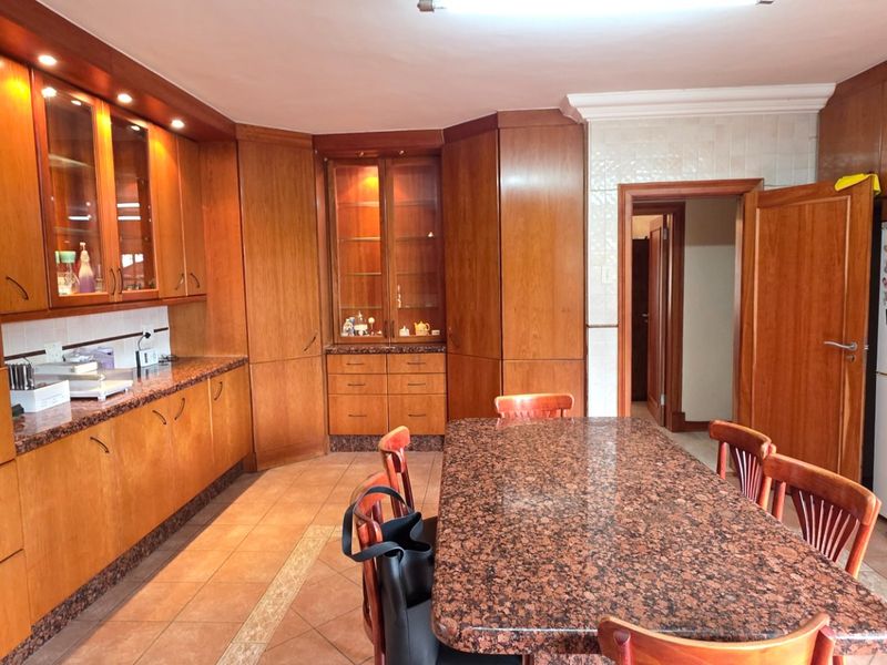 Spacious 7-Bedroom Family Home in Secure Suburb - Photo 9