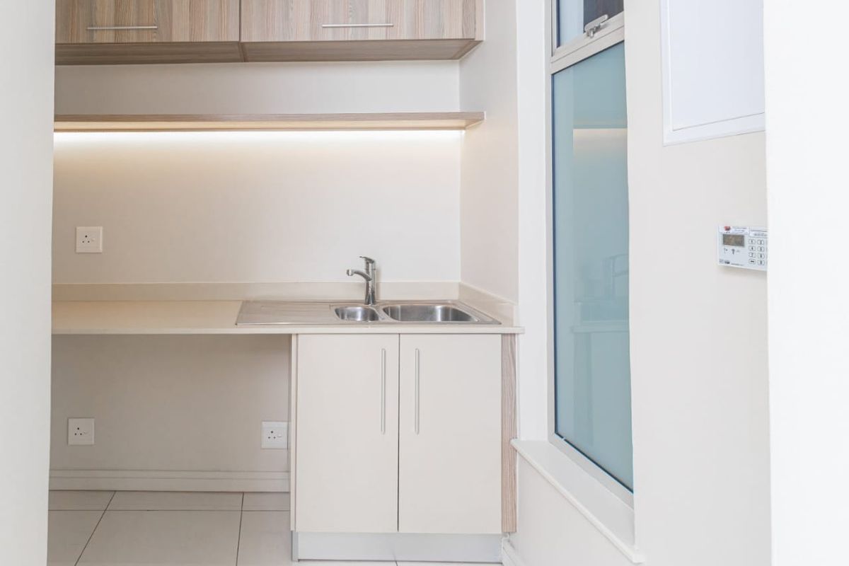 Modern 2 Bedroom Apartment to rent in Rosebank, Sandton - Photo 5
