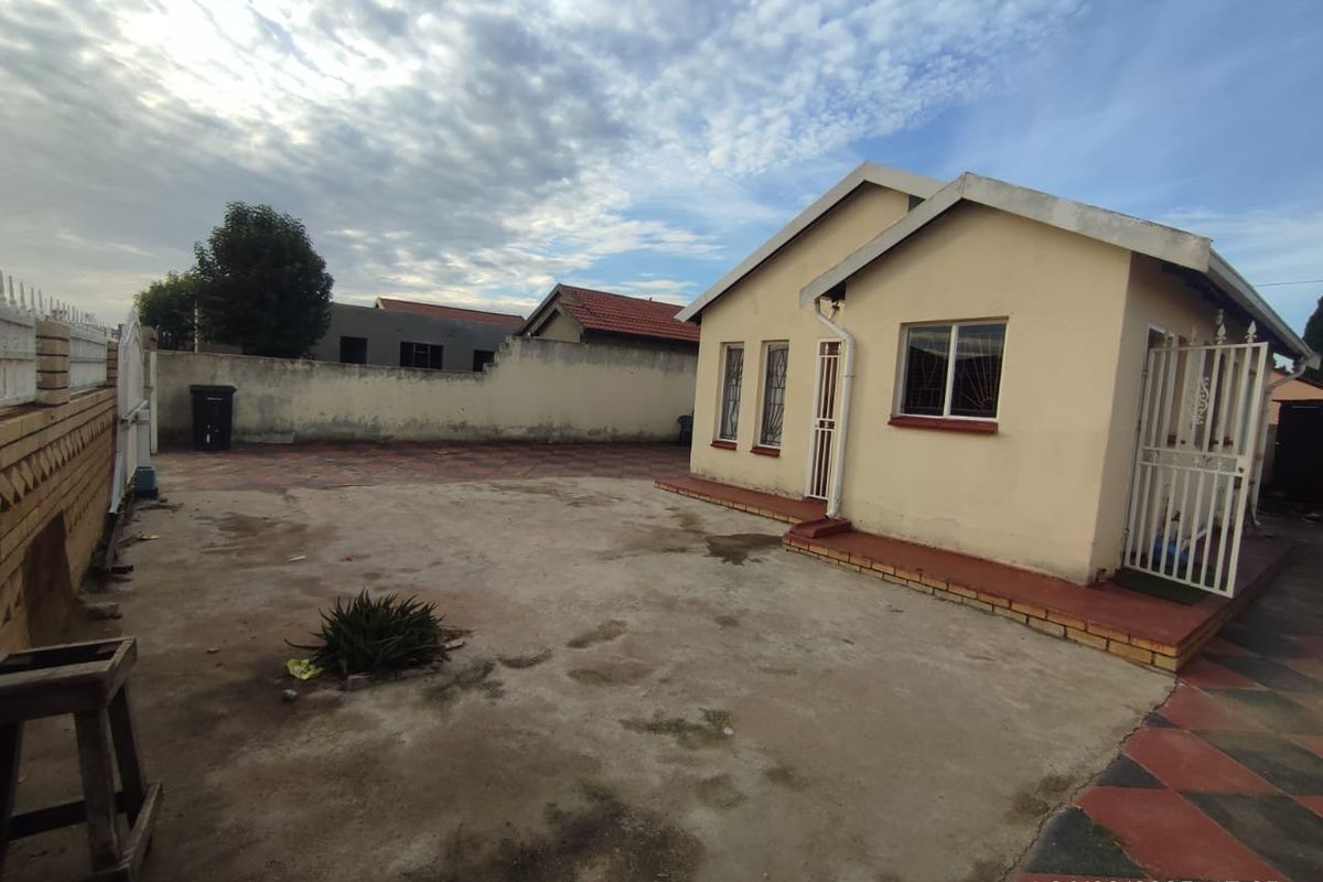 HOUSE FOR SALE IN CLOVERDENE  - Photo 2