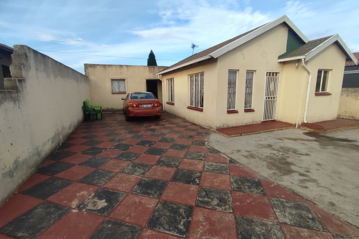 HOUSE FOR SALE IN CLOVERDENE  - Photo 3