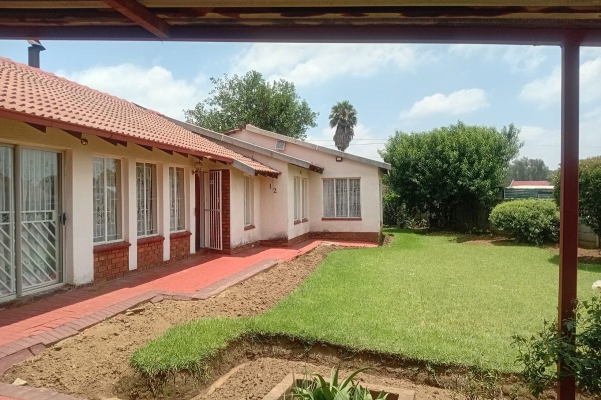HOUSE FOR SALE IN BRAKPAN  - Photo 2