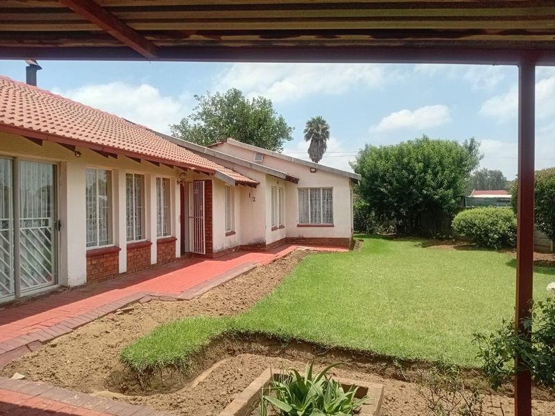 HOUSE FOR SALE IN BRAKPAN  - Photo 2
