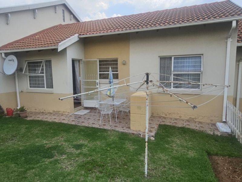 Cozy Garden Townhouse – Perfect Lock-Up-and-Go Living!  - Photo 9