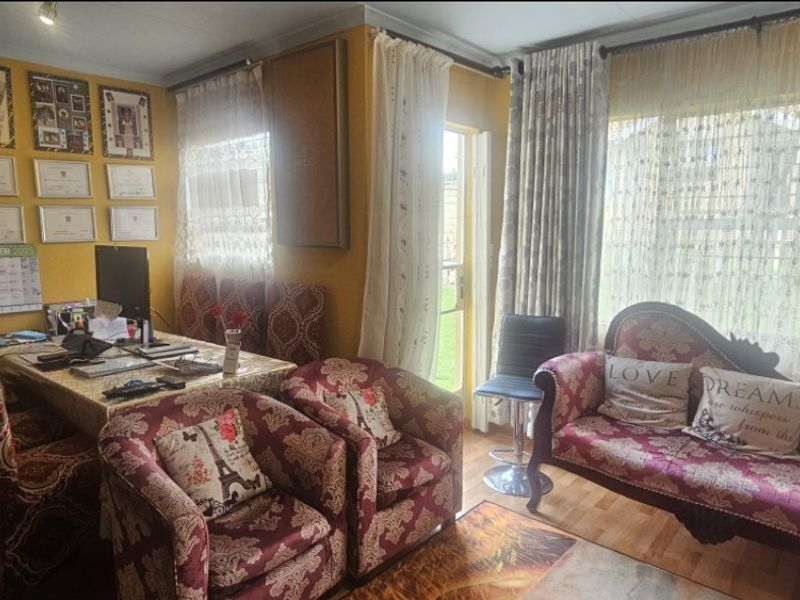 Cozy Garden Townhouse – Perfect Lock-Up-and-Go Living!  - Photo 8