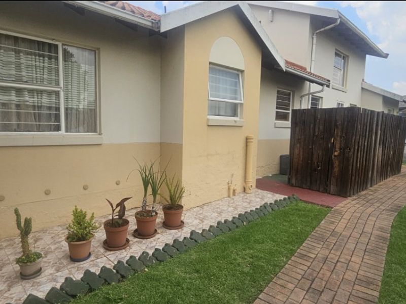 Cozy Garden Townhouse – Perfect Lock-Up-and-Go Living!  - Photo 1