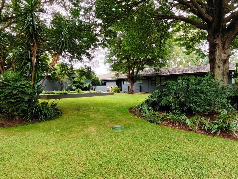 Sophisticated Luxury Home in an Exclusive Location - Photo 2