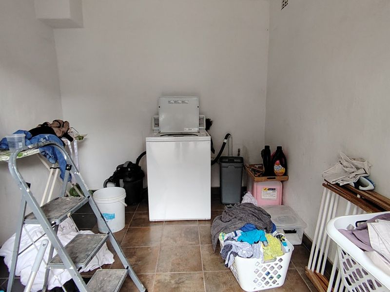 Sophisticated Luxury Home in an Exclusive Location - Photo 10