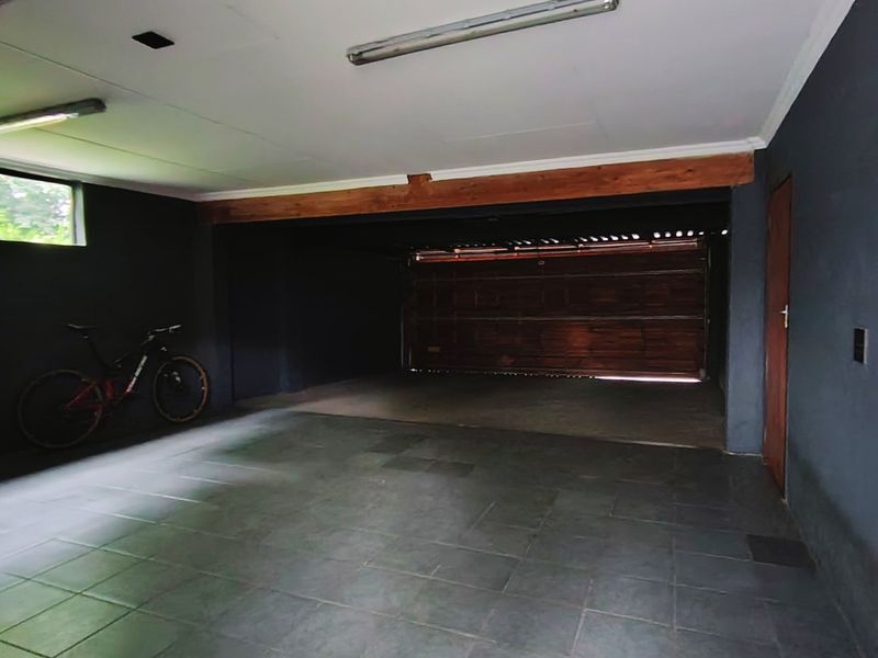 Sophisticated Luxury Home in an Exclusive Location - Photo 9