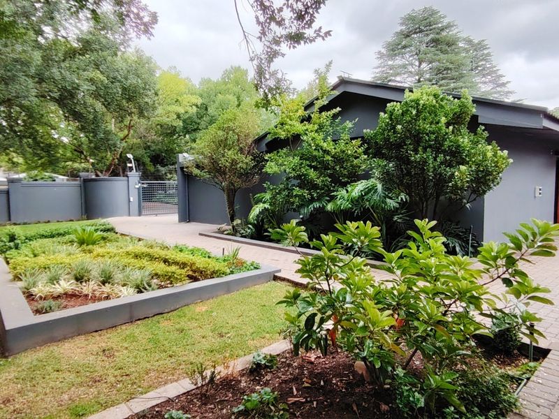 Sophisticated Luxury Home in an Exclusive Location - Photo 8