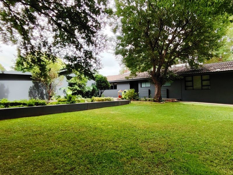 Sophisticated Luxury Home in an Exclusive Location - Photo 6