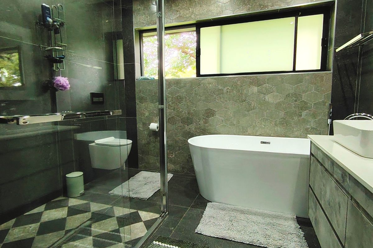 Sophisticated Luxury Home in an Exclusive Location - Photo 3