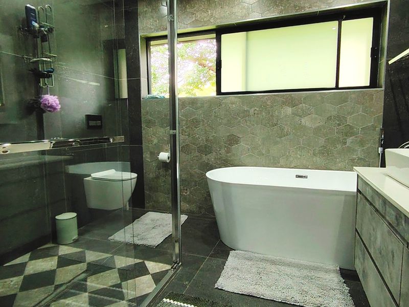 Sophisticated Luxury Home in an Exclusive Location - Photo 3