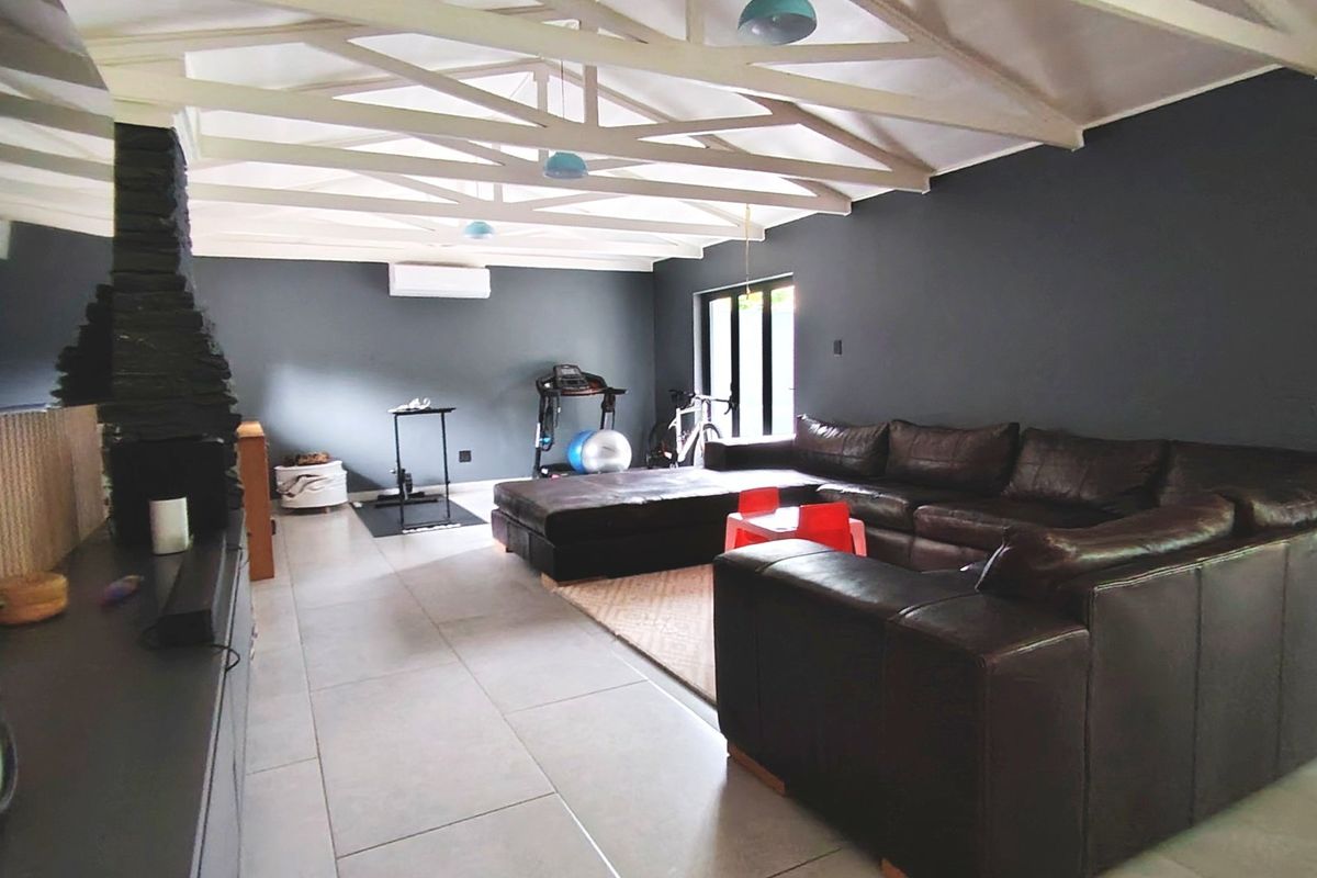 Sophisticated Luxury Home in an Exclusive Location - Photo 4