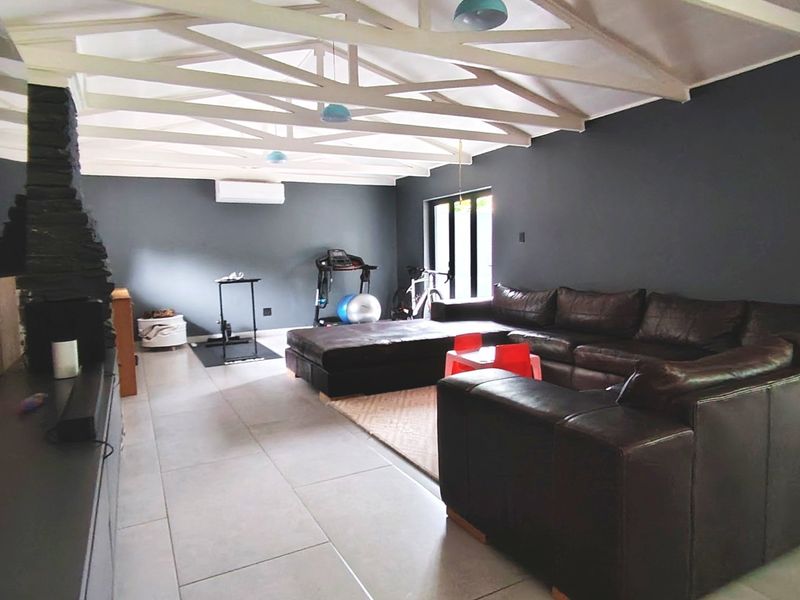 Sophisticated Luxury Home in an Exclusive Location - Photo 4