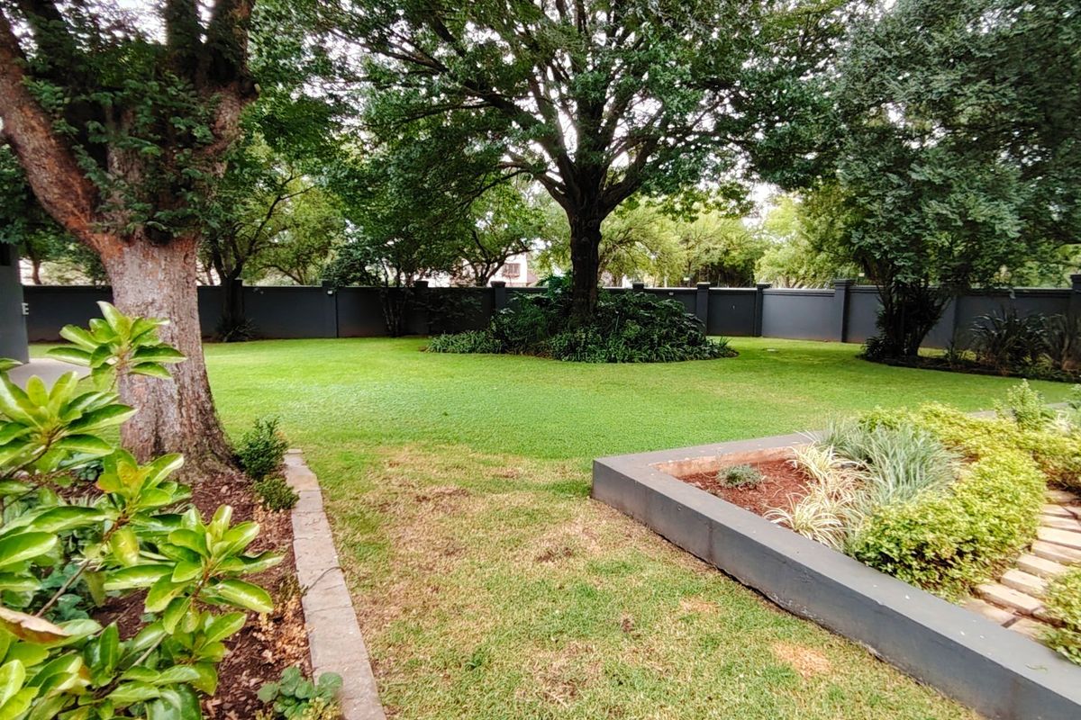 Sophisticated Luxury Home in an Exclusive Location - Photo 5