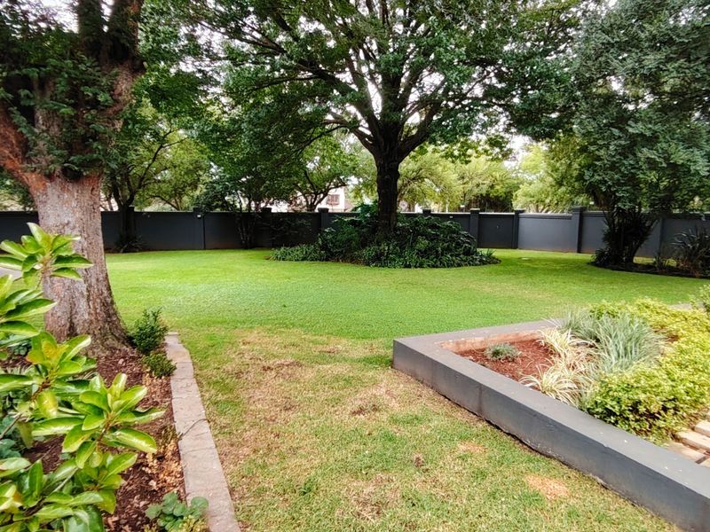 Sophisticated Luxury Home in an Exclusive Location - Photo 5