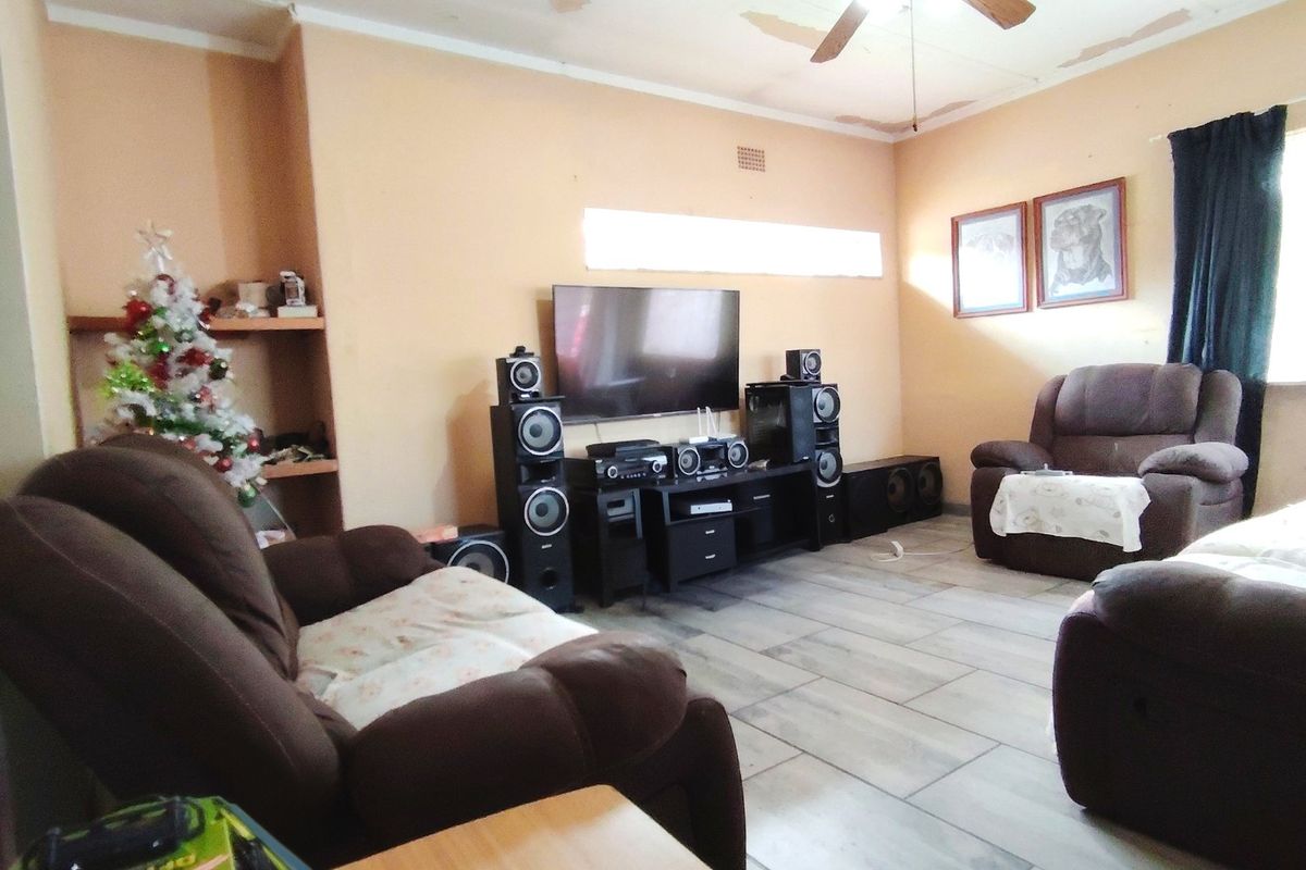 Charming Family Home with Exceptional Outdoor Entertainment - Photo 5
