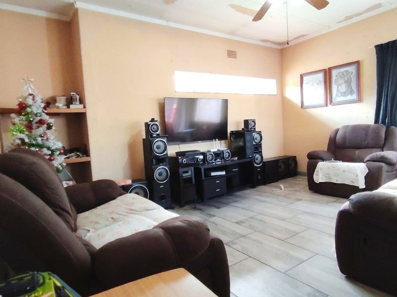Charming Family Home with Exceptional Outdoor Entertainment - Photo 5