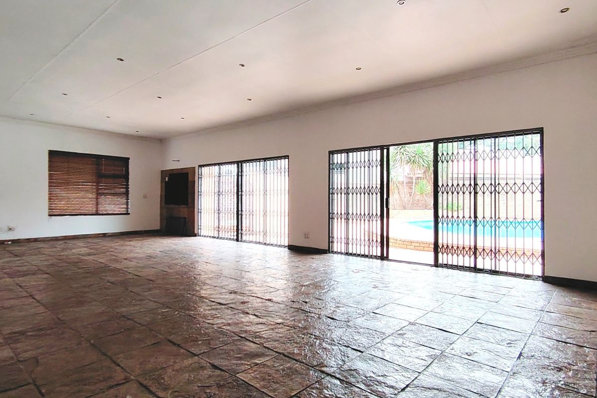 Spacious Family Home with Exceptional Entertainment Features - Photo 3