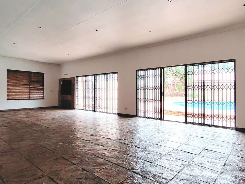 Spacious Family Home with Exceptional Entertainment Features - Photo 3