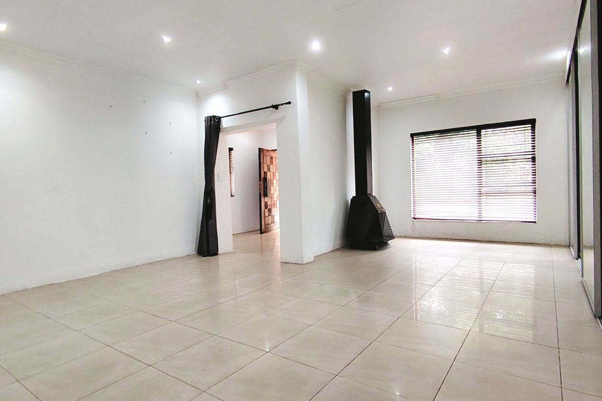 Spacious Family Home with Exceptional Entertainment Features - Photo 5