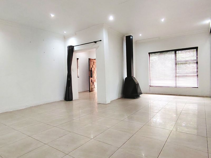 Spacious Family Home with Exceptional Entertainment Features - Photo 5