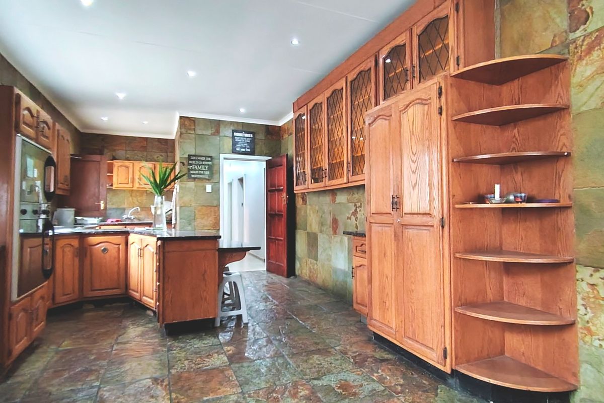 Spacious Family Home with Exceptional Entertainment Features - Photo 2