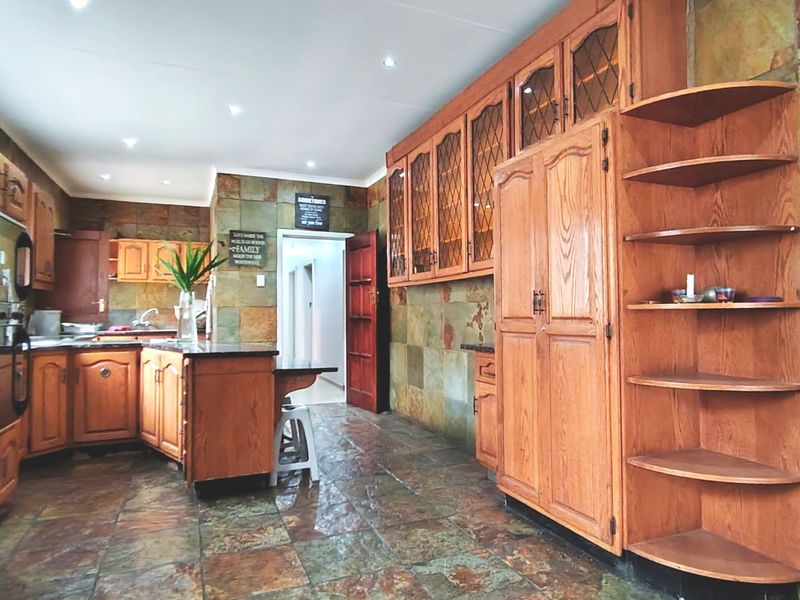 Spacious Family Home with Exceptional Entertainment Features - Photo 2