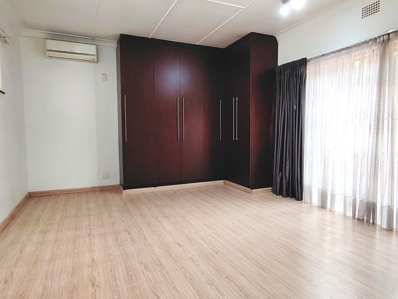 Spacious Family Home with Exceptional Entertainment Features - Photo 9