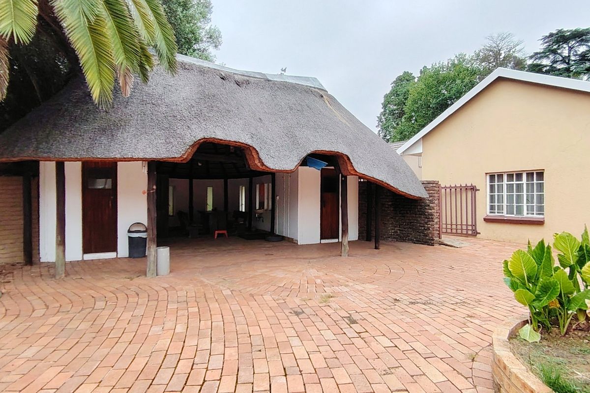 Spacious Family Home with Exceptional Entertainment Features - Photo 4