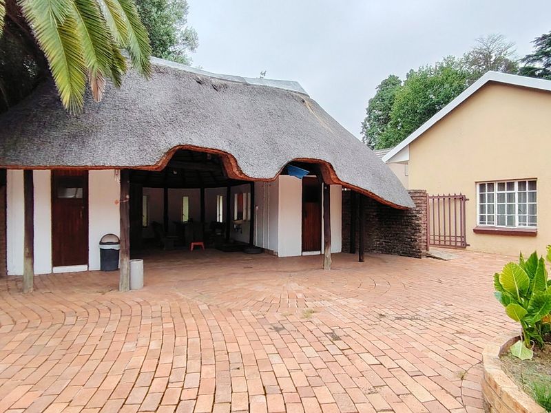 Spacious Family Home with Exceptional Entertainment Features - Photo 4