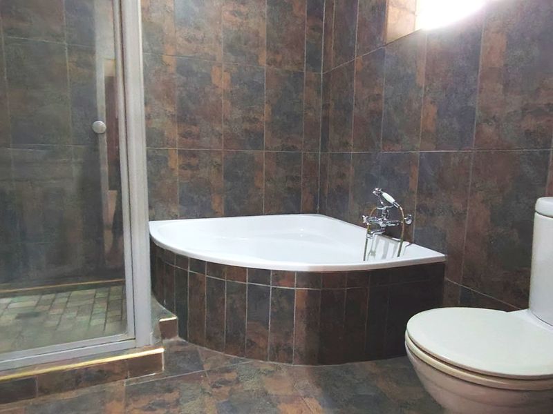 Spacious Family Home with Exceptional Entertainment Features - Photo 6