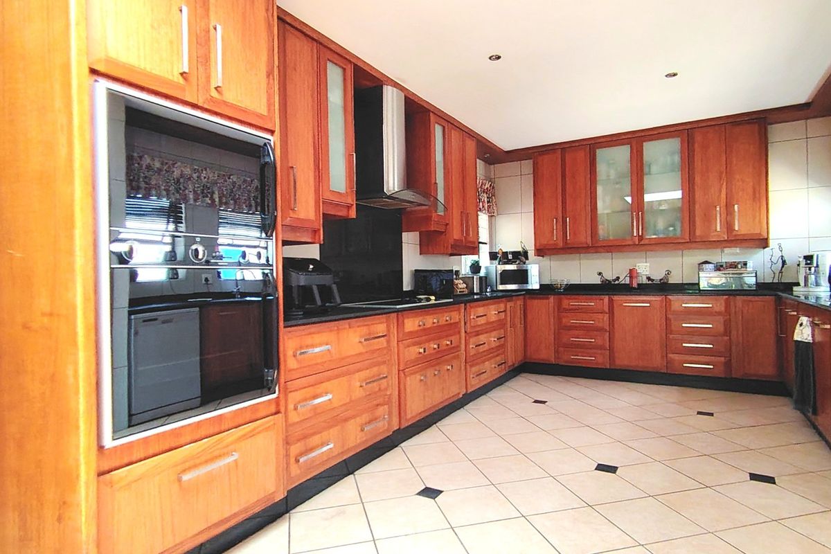 Spacious Family Living with Exceptional Modern Conveniences - Photo 4