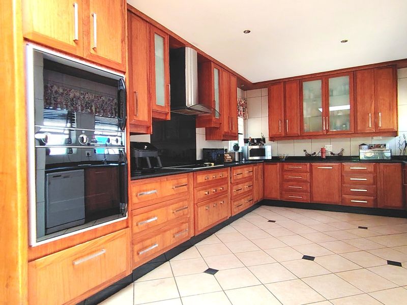 Spacious Family Living with Exceptional Modern Conveniences - Photo 4