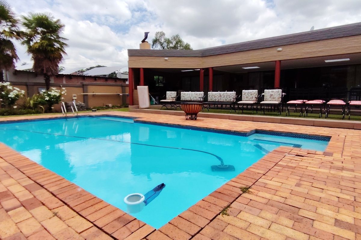 Spacious Family Living with Exceptional Modern Conveniences - Photo 3