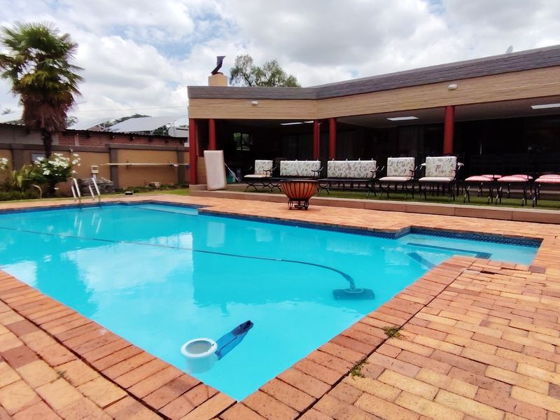 Spacious Family Living with Exceptional Modern Conveniences - Photo 3