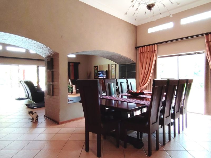 Spacious Family Living with Exceptional Modern Conveniences - Photo 7