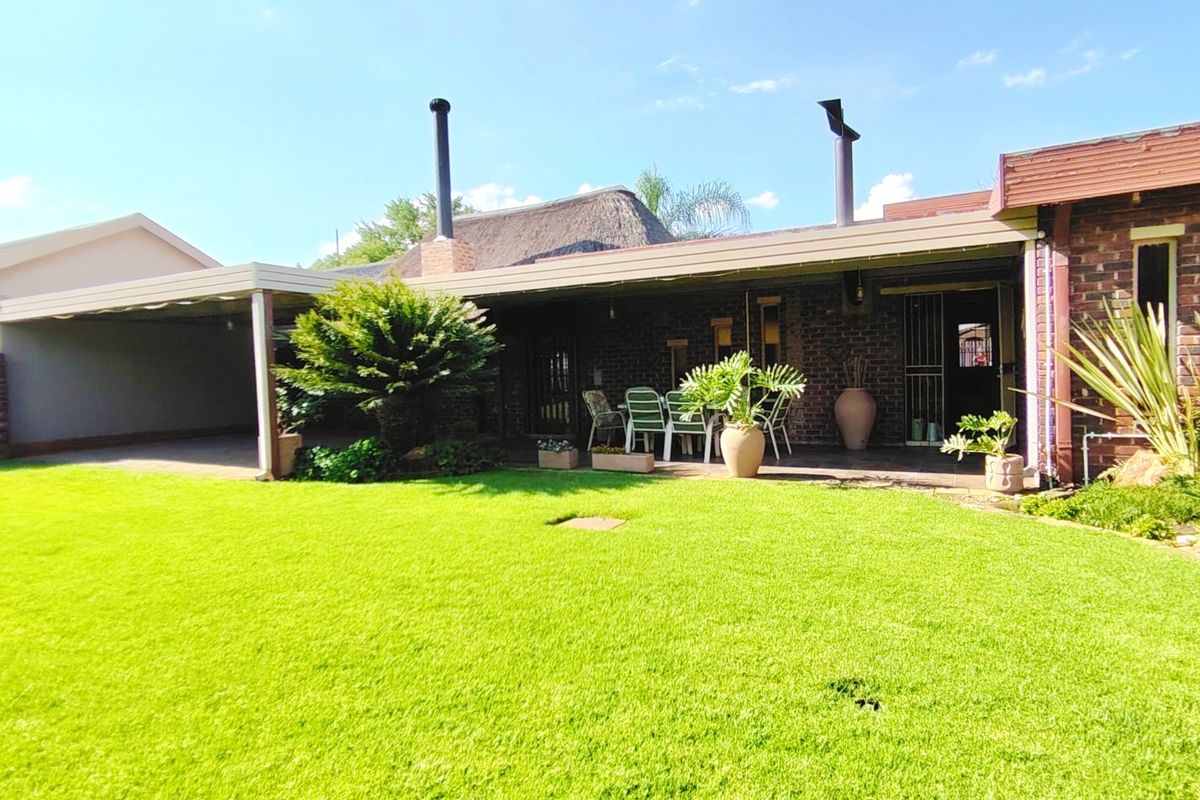 Lovely 3 Bedroom House for Sale in Vanderbijlpark SE7 - Photo 2