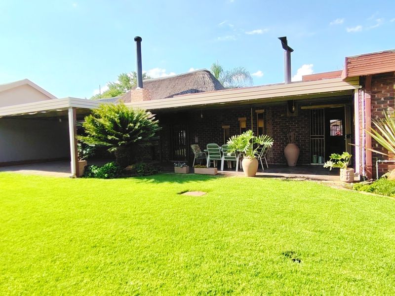 Lovely 3 Bedroom House for Sale in Vanderbijlpark SE7 - Photo 2