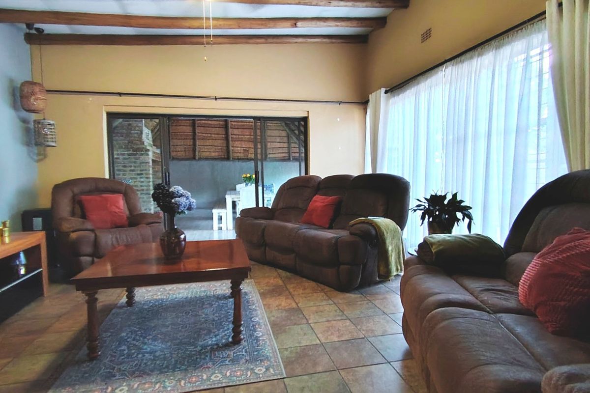 Lovely 3 Bedroom House for Sale in Vanderbijlpark SE7 - Photo 4