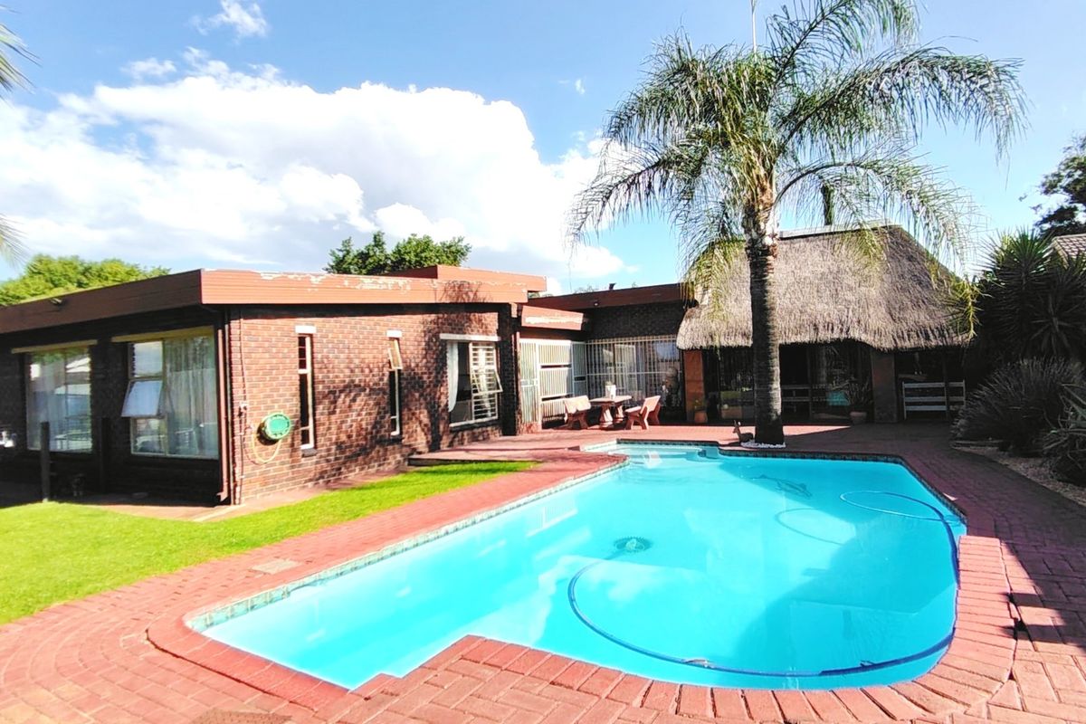 Lovely 3 Bedroom House for Sale in Vanderbijlpark SE7 - Photo 3