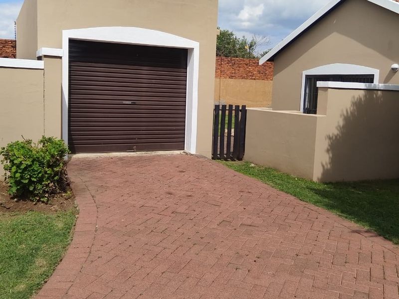 Beautiful Home with Garden in Secure Estate - Photo 2